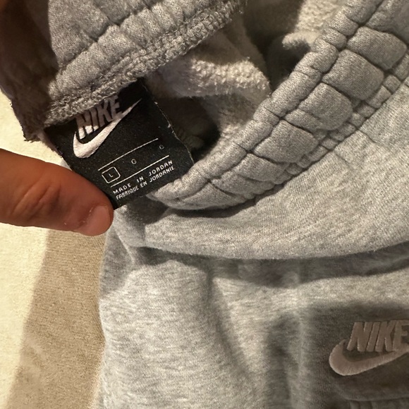 Nike Jogger Sweatpants
Size Large
Looser fit, tapered leg - Picture 3 of 3